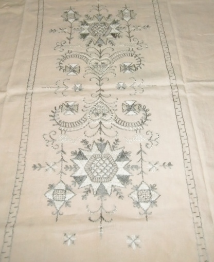 M833M Great hand-embroidered tablecloth in linen